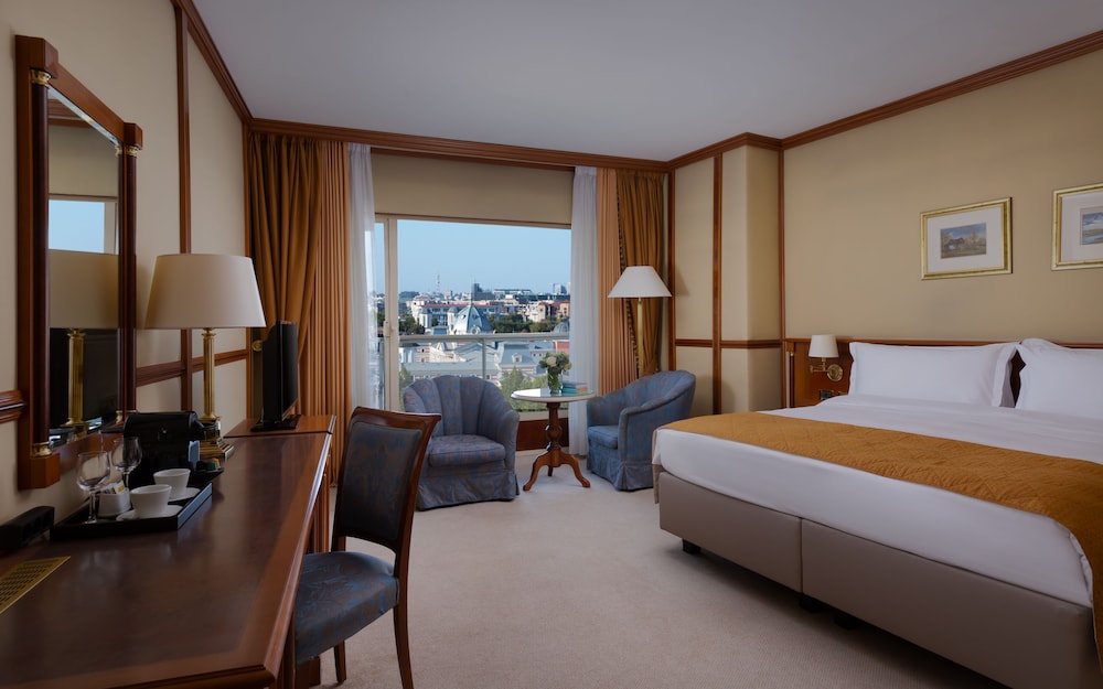 Deluxe Room, 1 King Bed photo 3