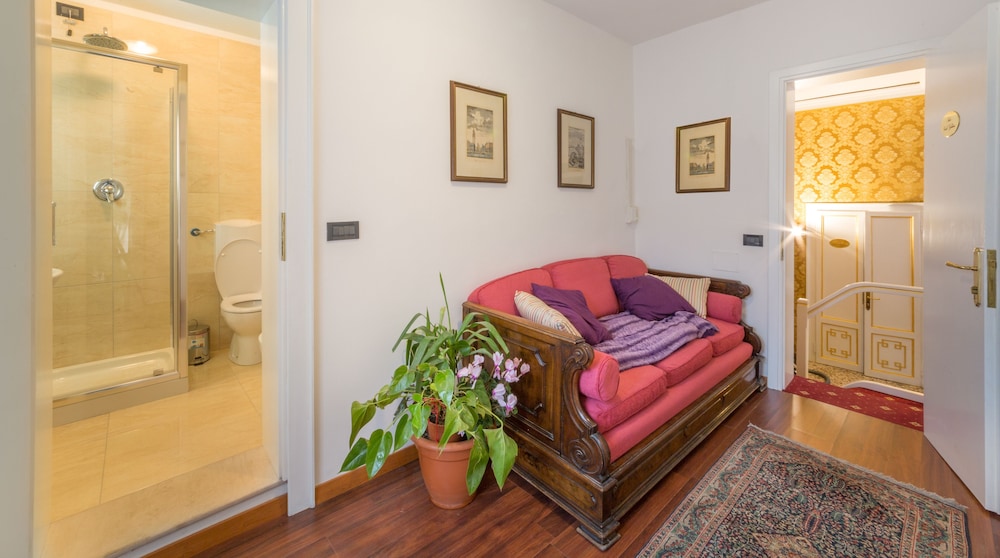 Suite "Carlo Goldoni" View on Campo Santo Stefano photo 3