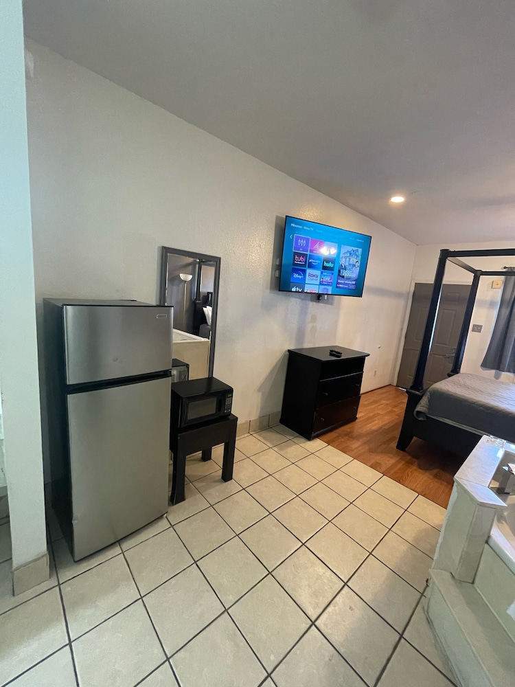 Romantic Single Room, 1 Queen Bed, Hot Tub, Garden View photo 2