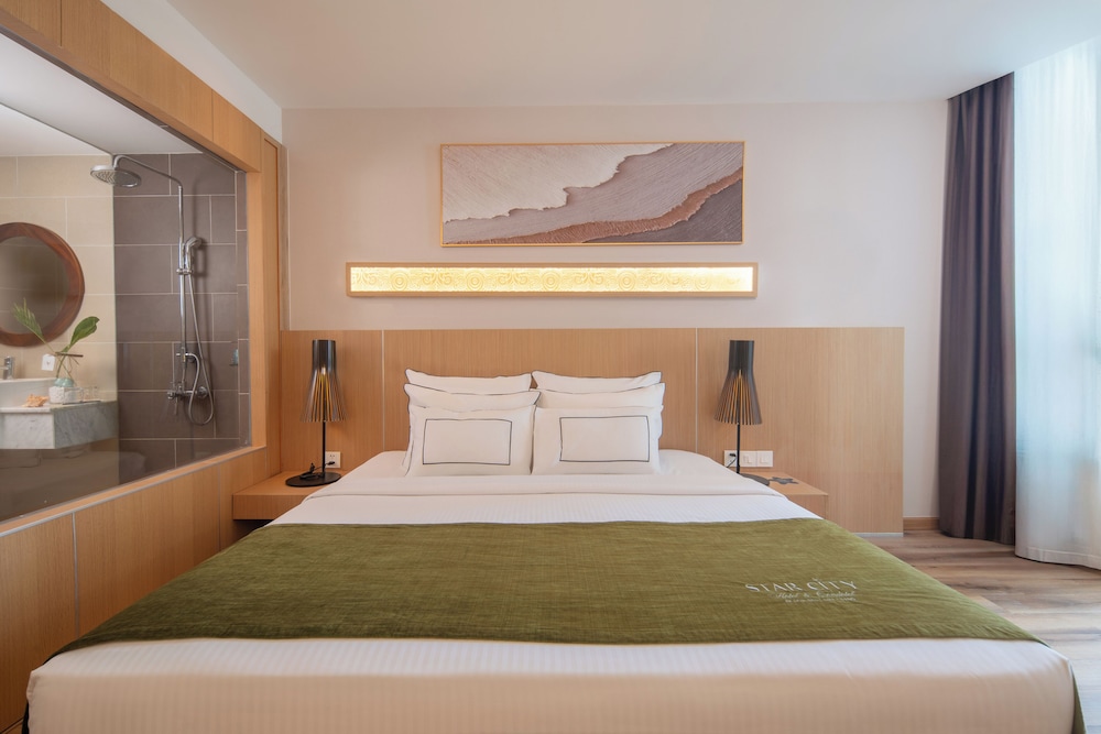 Deluxe King Partial Sea View Room thumbnail 5