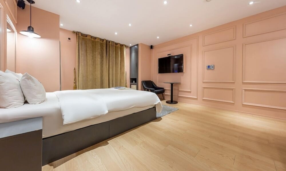 Deluxe Room - Photo 9
