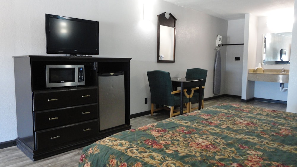 Standard Room, 1 King Bed, Smoking photo 3