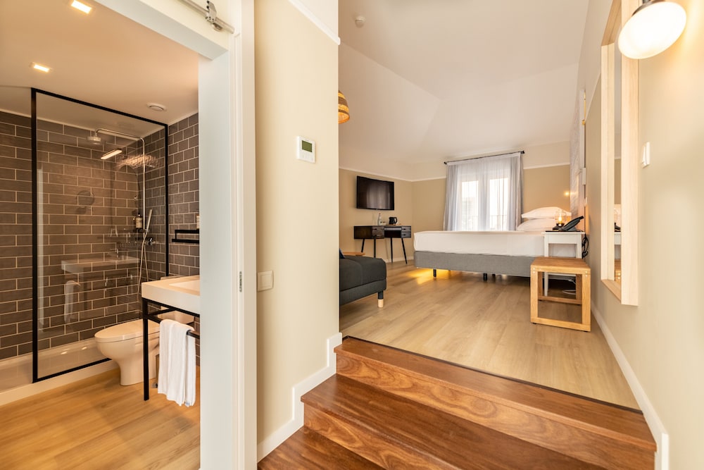 Family Room, City View - Photo 10