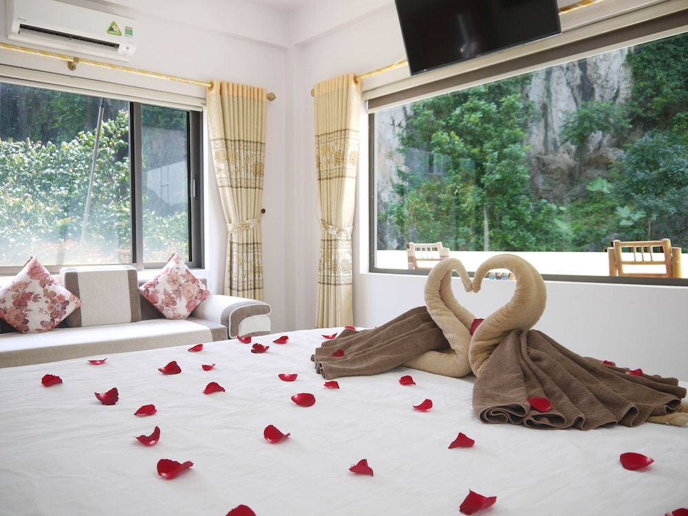 Superior Room, 1 Queen Bed, Mountain View, Corner photo 3