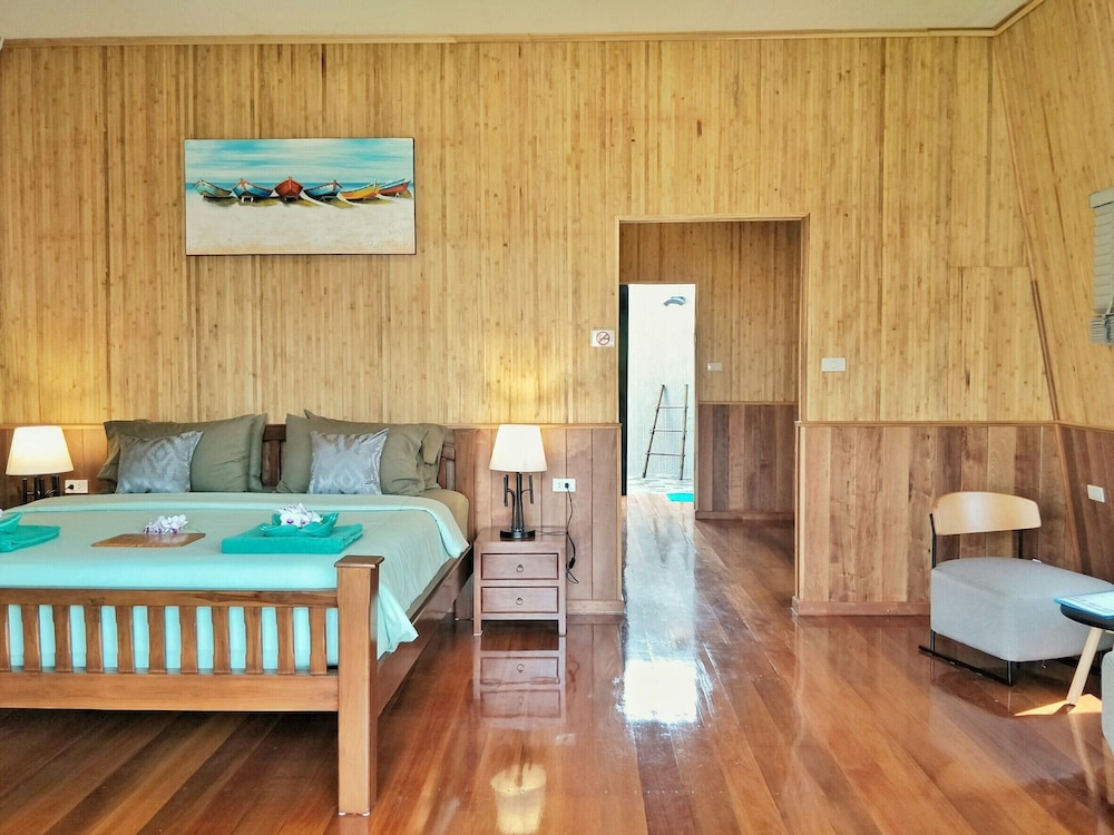 Deluxe Bungalow, 2 Bedrooms, Non Smoking, Partial Sea View photo 3