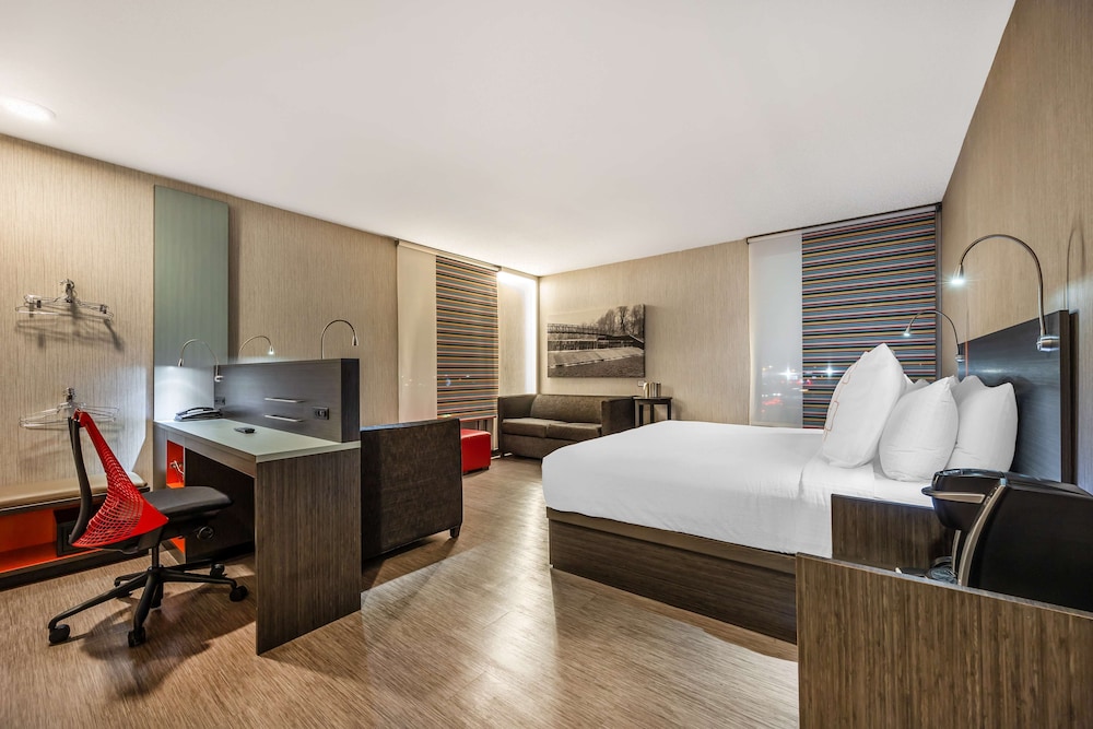 Standard Room, 1 King Bed, Non Smoking, Corner photo 1