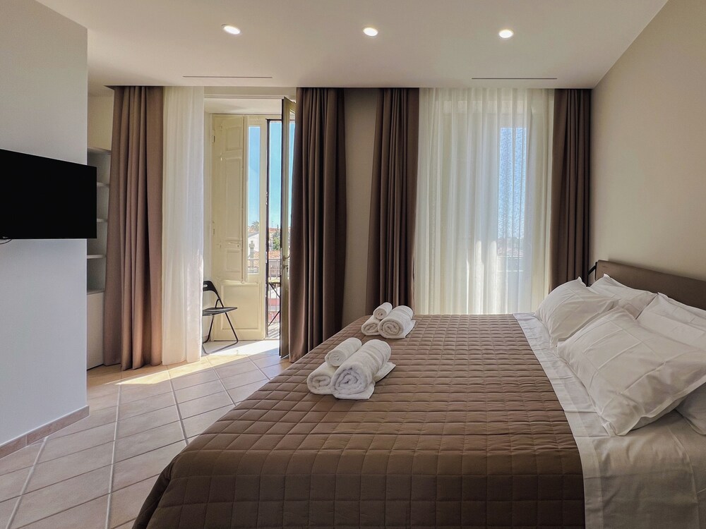 Deluxe Triple Room, Partial Sea View