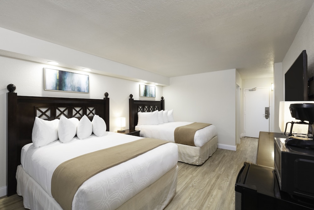 Room, 2 Queen Beds, Amusement Park View photo 3