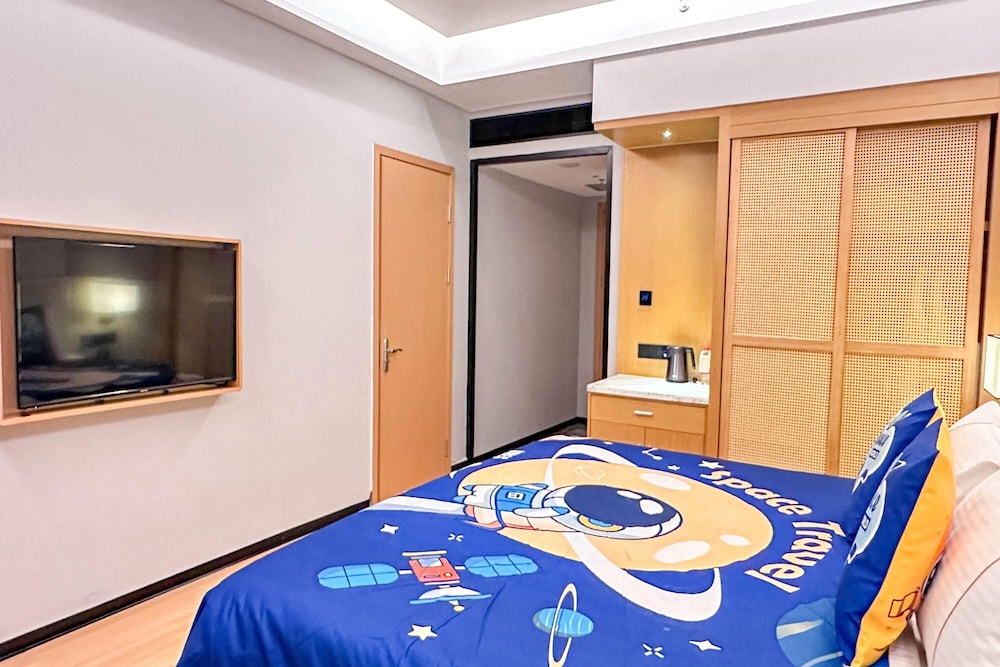 Family Suite, 1 King Bed, Smoking, Connecting Rooms
