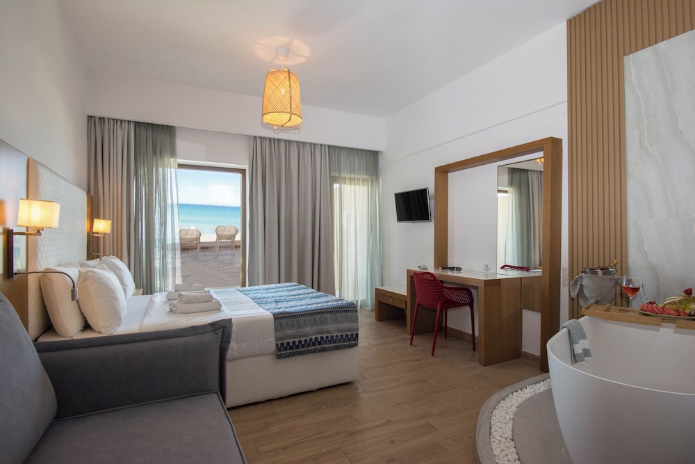 Junior Suite, 1 Queen Bed, Bathtub, Sea View