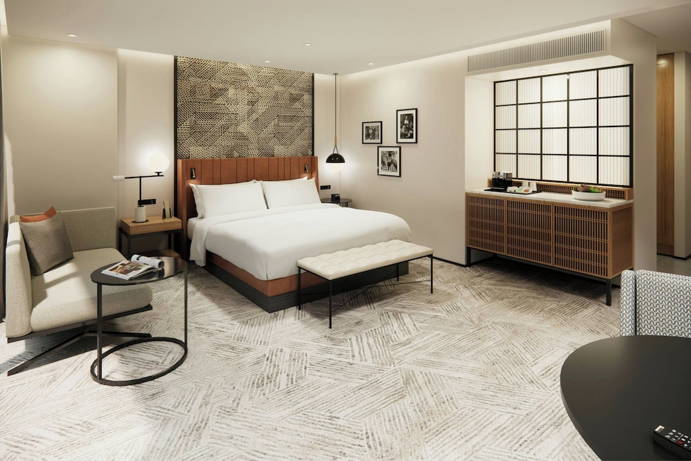 Club Room, 1 King Bed, City View - Photo 1