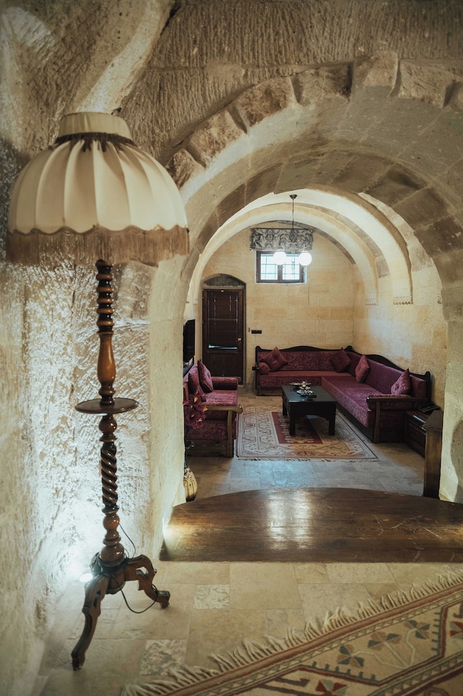 Queen Cave Suite with Stone Bathtub - Photo 15