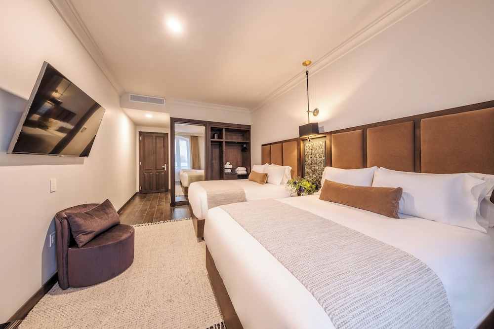 Premium Studio Suite, 2 Queen Beds, Balcony photo 3