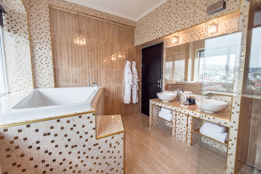 Suite, 1 Bedroom - Photo 2