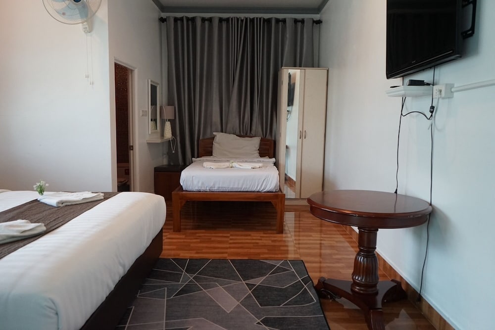 Deluxe Triple Room - Photo 9