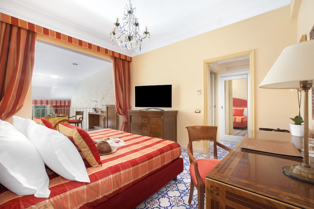 Family Suite, Jetted Tub, Valley View