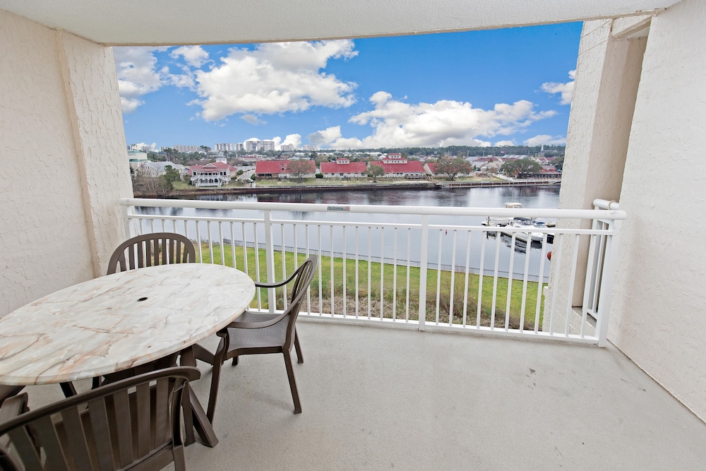 Yacht Club 2 Bedroom King photo 2