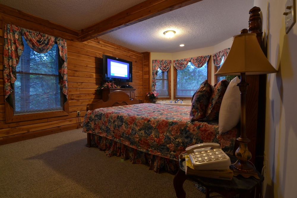 Log Cabin, 2 Bedrooms, Jetted Tub, Outdoor Hot Tub, Mountain View (2 King Beds) photo 1