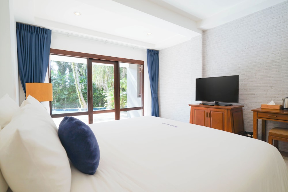 Deluxe Double Room, Pool Access photo 2