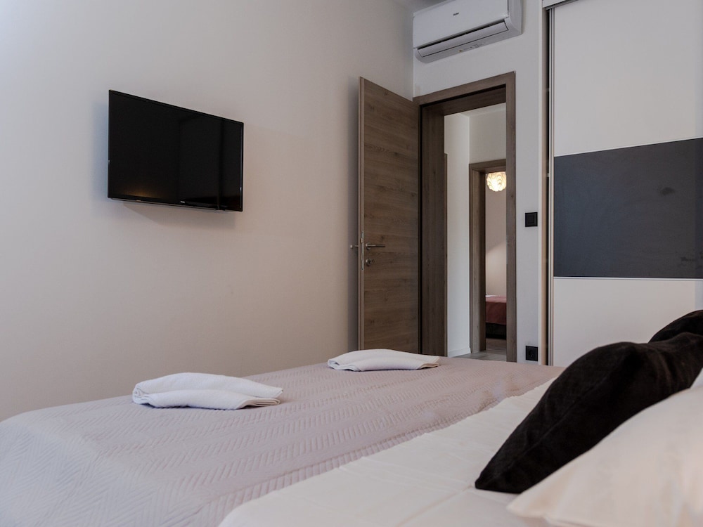 House (Six Bedroom Guest House with Swimming) photo 2