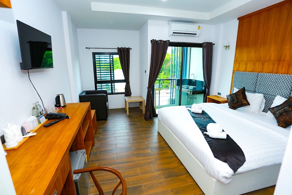 Standard Room, 1 King Bed, City View photo 3