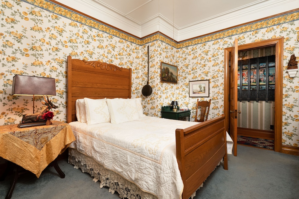 Deluxe Room, 1 Queen Bed, Private Bathroom photo 1