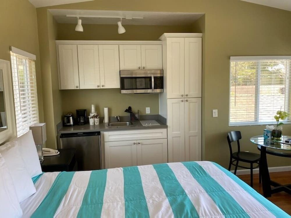 Deluxe Room, 1 King Bed (Upstairs) - Photo 1