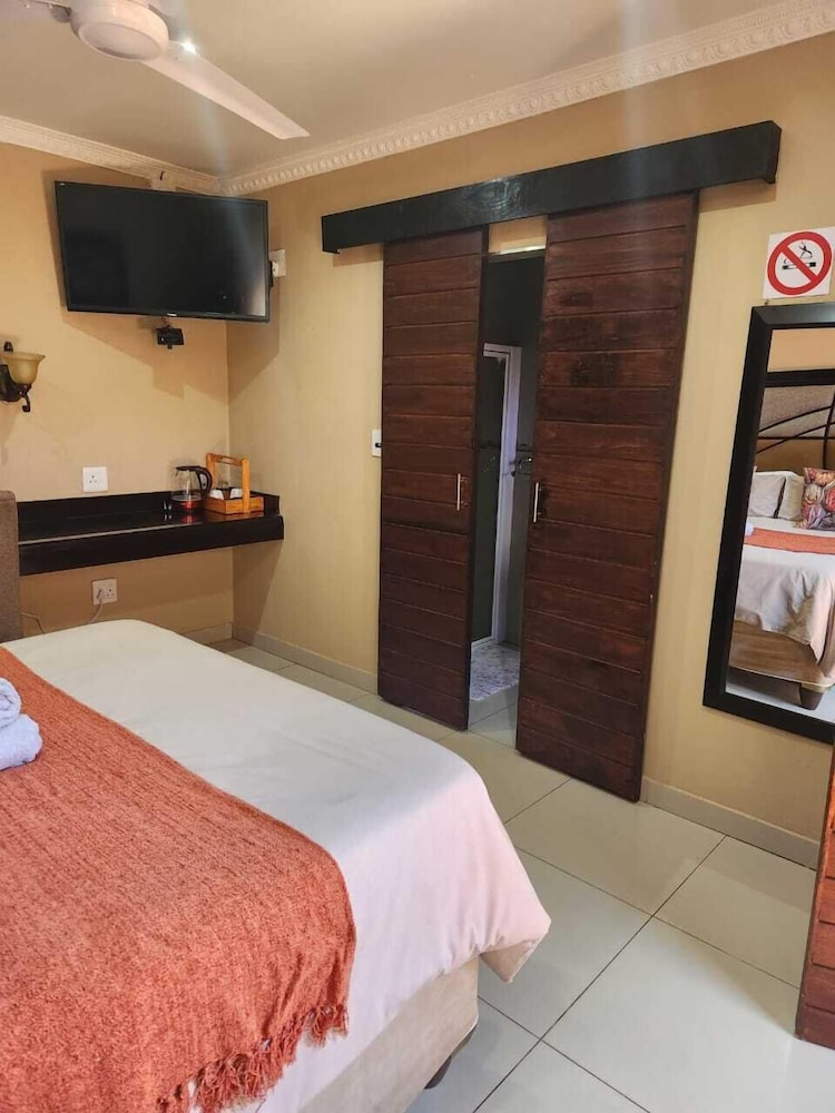 Standard Double Room, 1 Queen Bed, Non Smoking photo 2