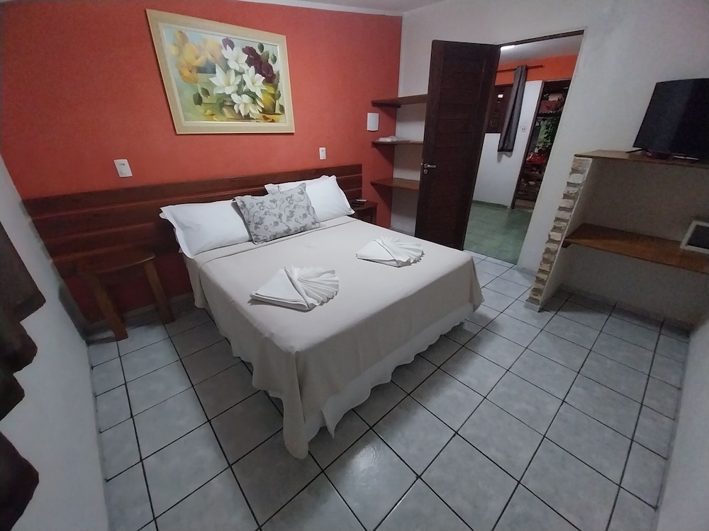 Family Double Room, 2 Bedrooms, Shared Bathroom, Courtyard Area (Chalé família triplo )