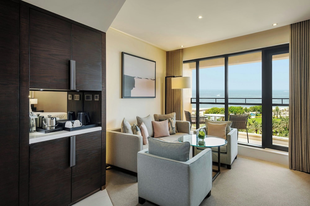 Superior Room, 1 King Bed, Sea View thumbnail 6