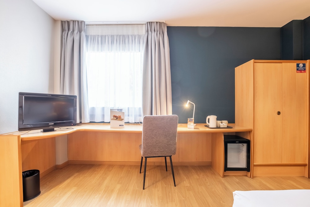 Room - Photo 18
