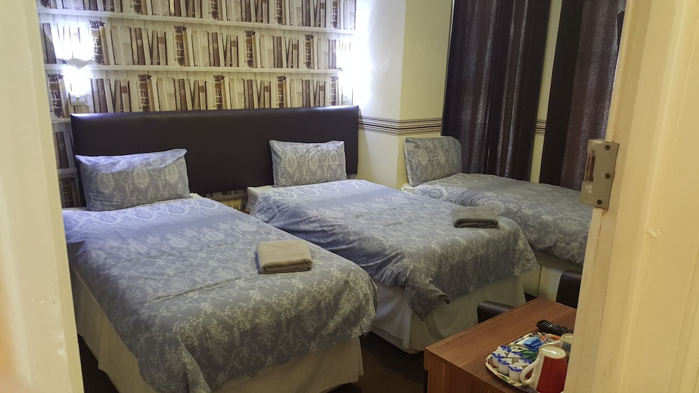 Triple Room, Ensuite photo 1