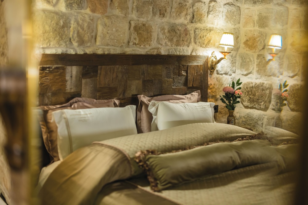Senior Cave Suite photo 3