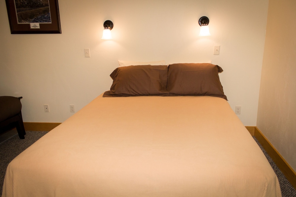 Classic Room, 1 Queen Bed, Non Smoking, Mountain View photo 1