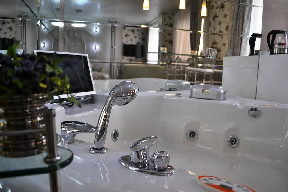 Deluxe Studio Suite, Jetted Tub photo 2