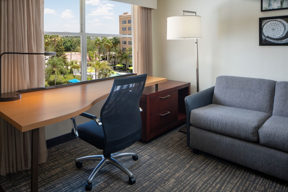 Suite, 1 Bedroom (Mobility/Hearing Access, Roll-In Shwr)