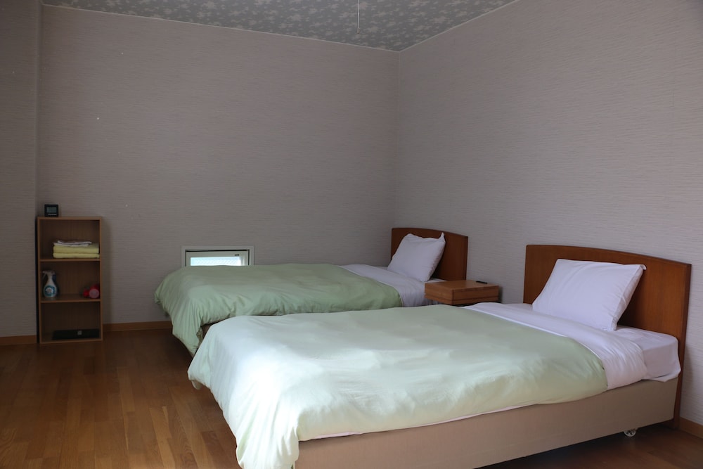 Economy Twin Room, Non Smoking, Shared Bathroom photo 1