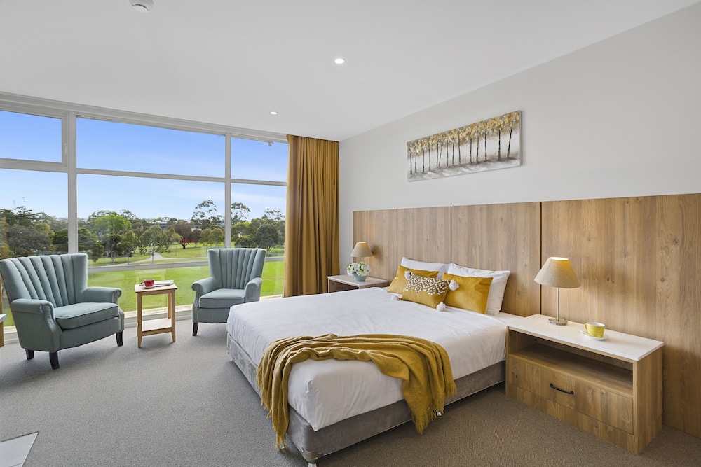 Deluxe Single Room, 1 King Bed, Jetted Tub photo 1