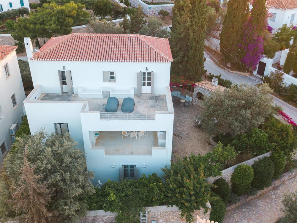 Villa, Smoking photo 2
