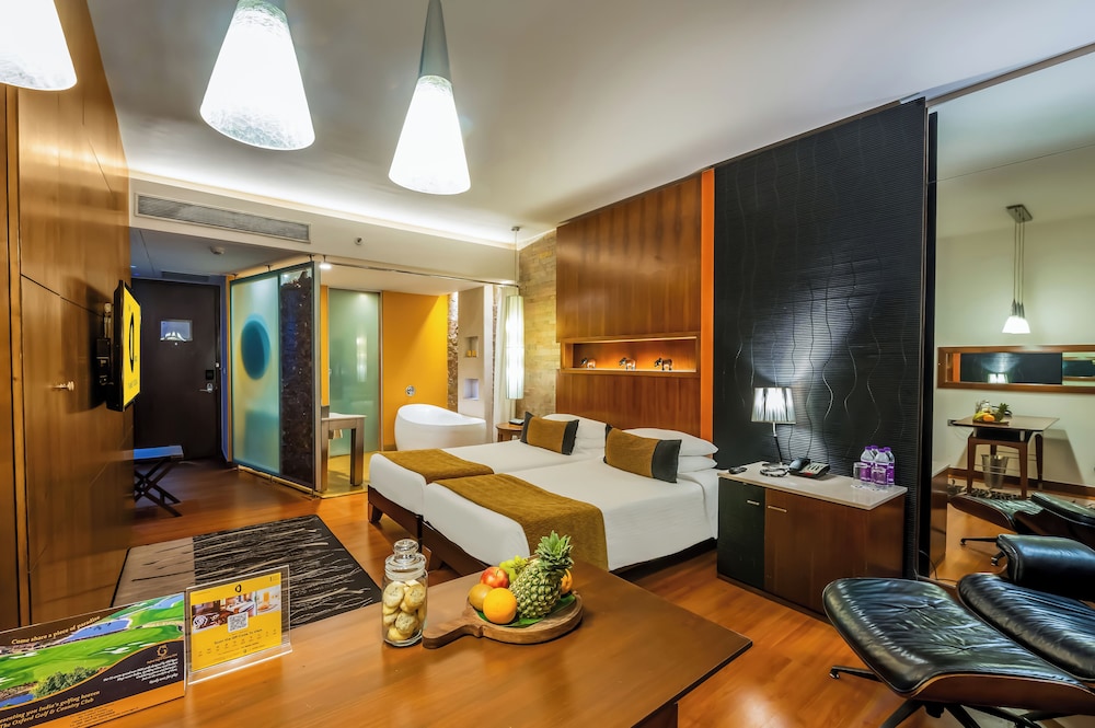 Premier Room with Bathtub - Photo 7