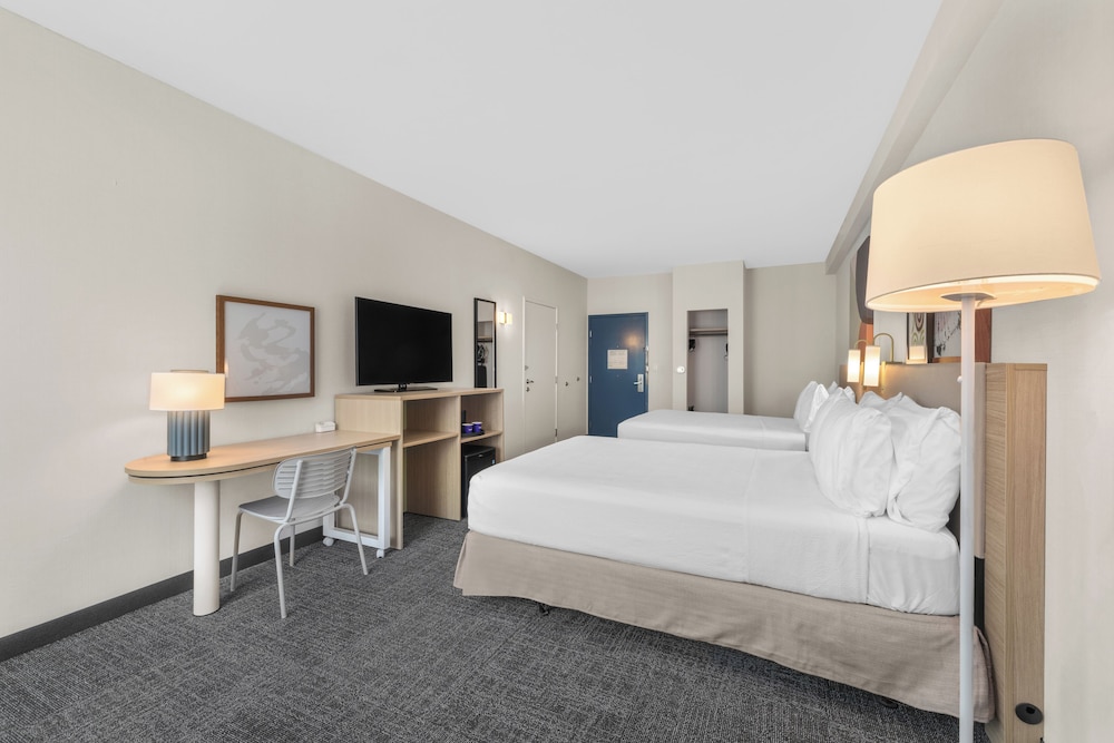 Room, 2 Queen Beds, Accessible, Bathtub (Mobility) - Photo 2
