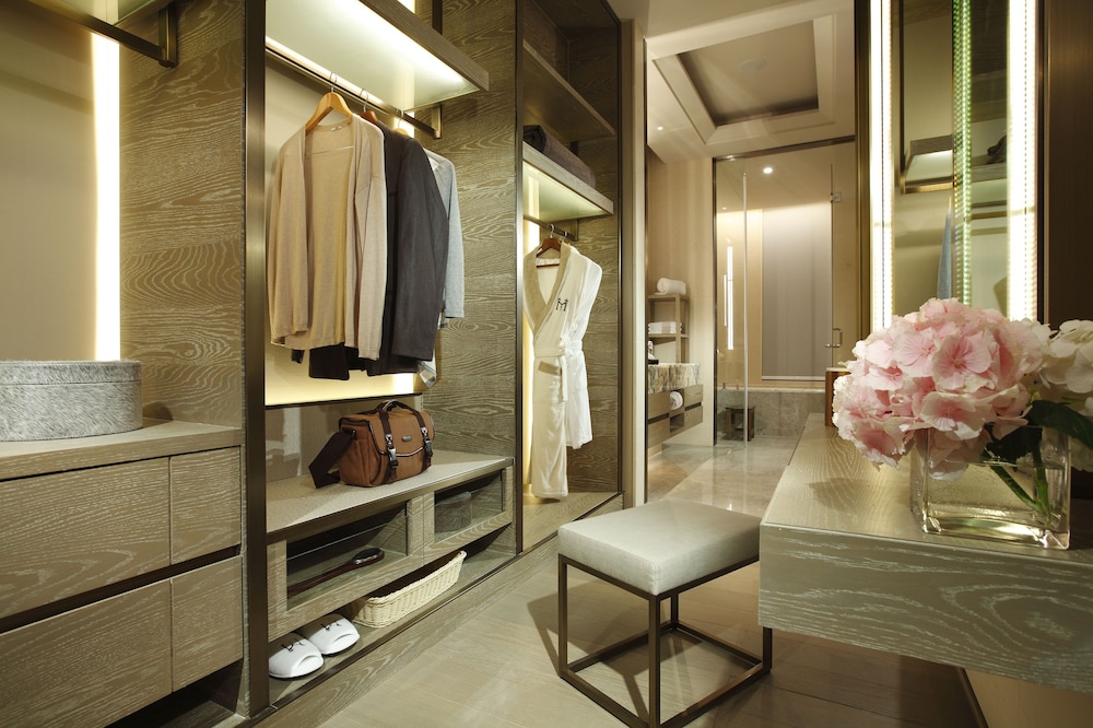 Elite Room 1 King Bed photo 2