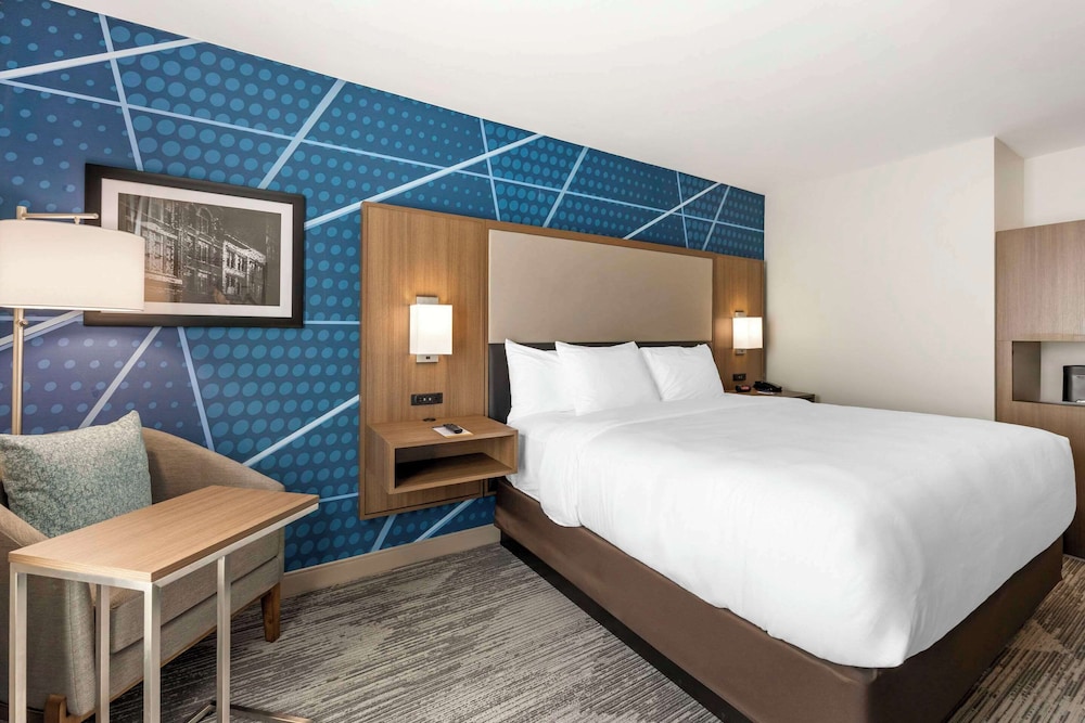 Premium Suite, 1 King Bed, Accessible, Non Smoking - Photo 5