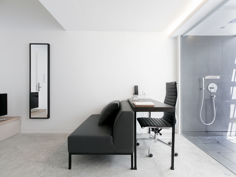 Business Room thumbnail 5