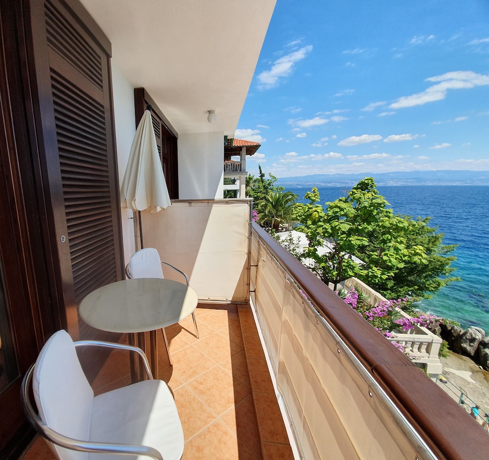 Double Room, Balcony, Sea View photo 2