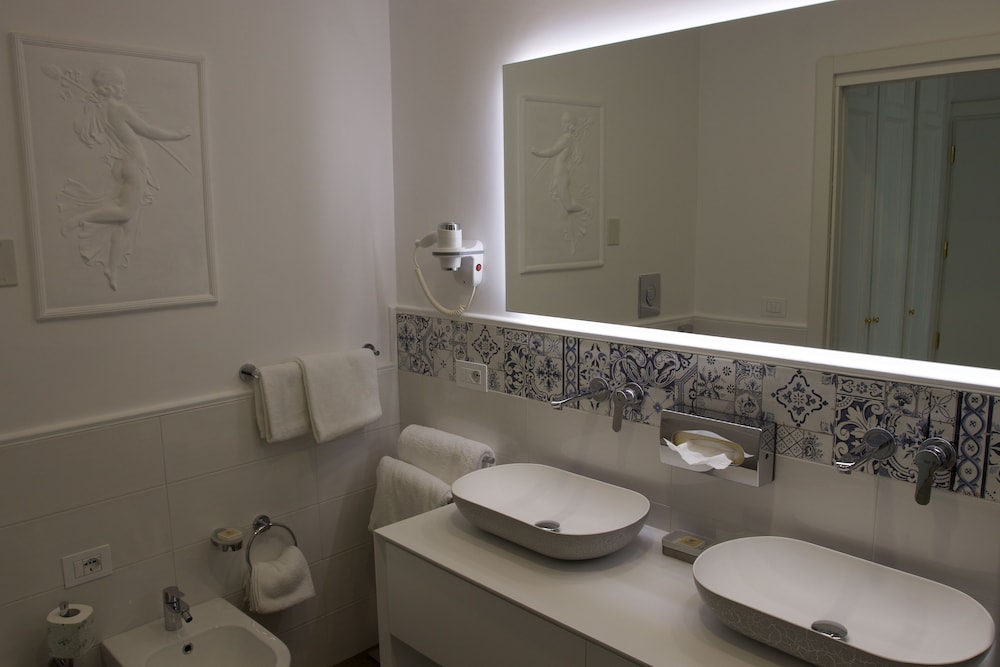 Junior Suite, Pool View - Photo 10