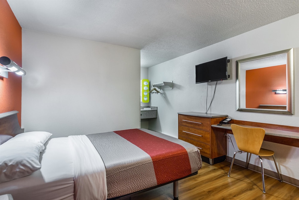Deluxe Room, 1 Double Bed, Non Smoking, Refrigerator & Microwave - Photo 7