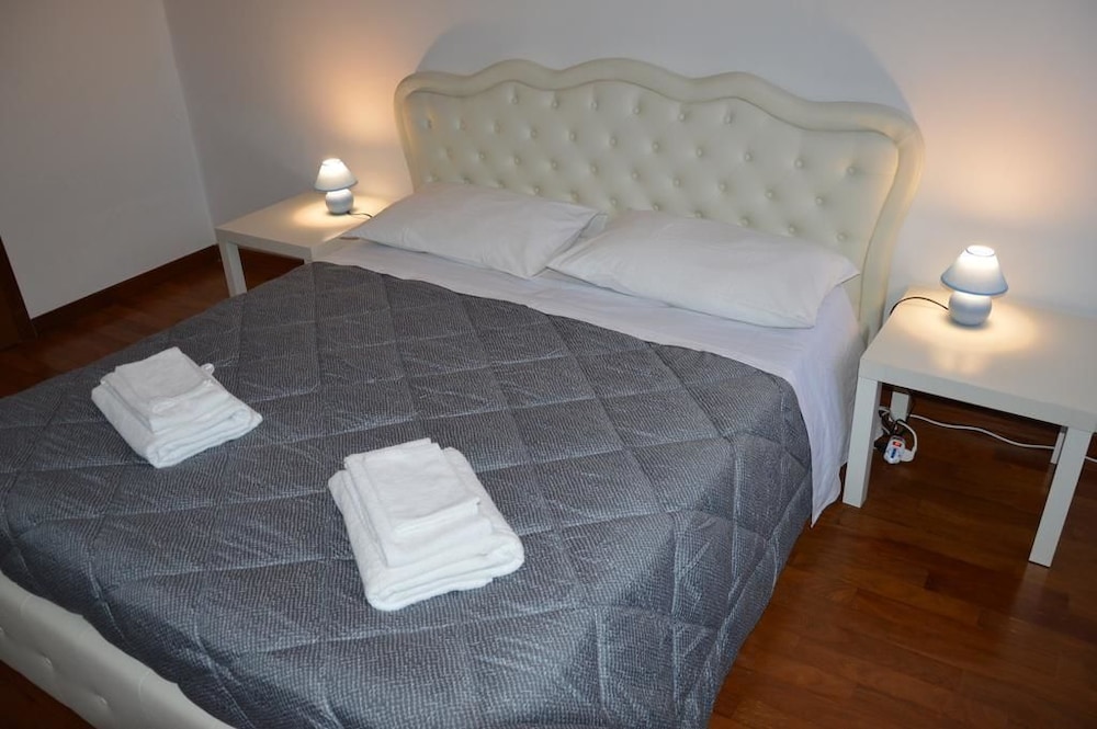 Double Room, 1 Queen Bed, Shared Bathroom photo 2