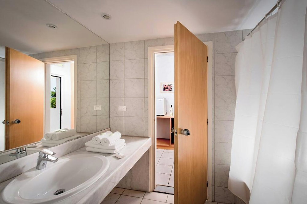 Double Room With Garden View thumbnail 5