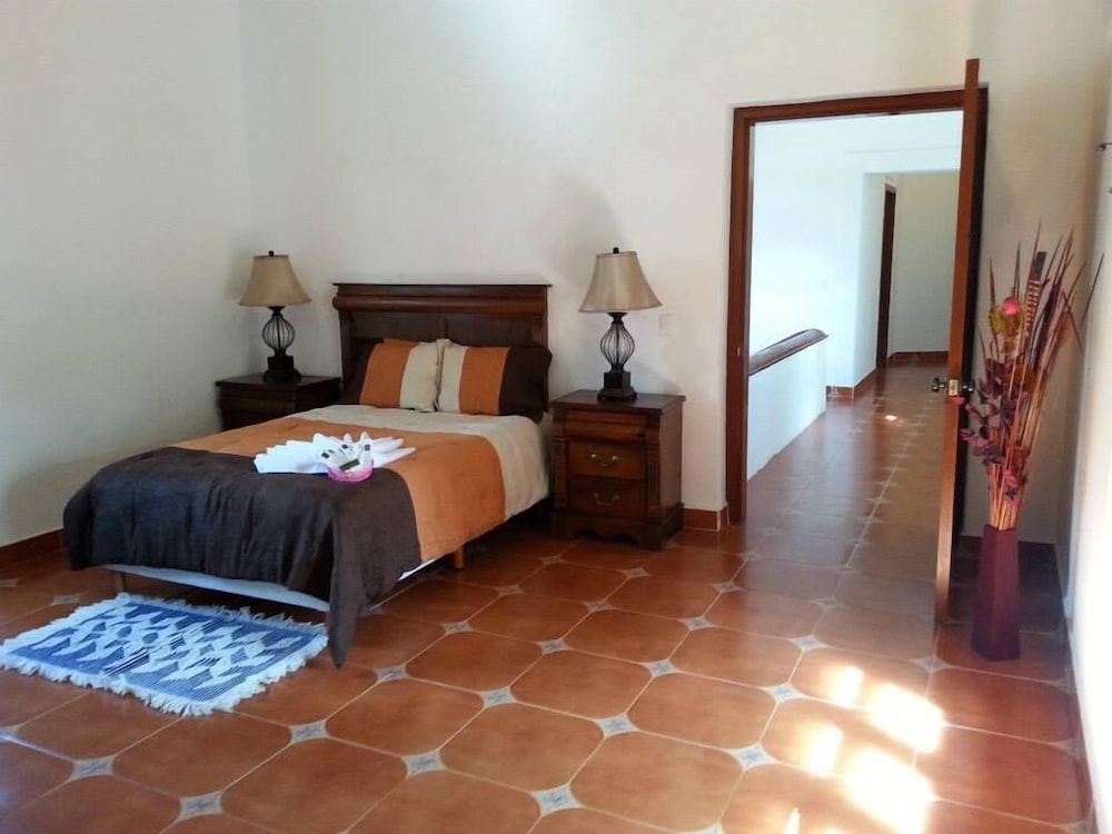 Comfort Room, 1 King Bed photo 3